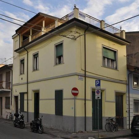 Altido Apt For 8 With Huge Terrace In Old Town Of Viareggio Exterior foto