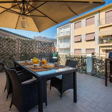 Altido Apt For 8 With Huge Terrace In Old Town Of Viareggio Exterior foto