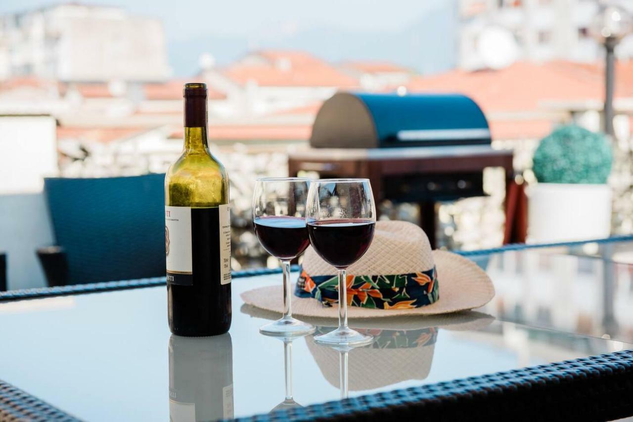 Altido Apt For 8 With Huge Terrace In Old Town Of Viareggio Exterior foto