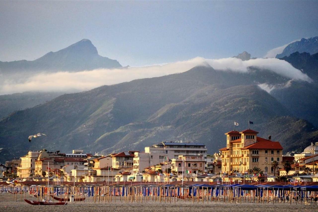 Altido Apt For 8 With Huge Terrace In Old Town Of Viareggio Exterior foto